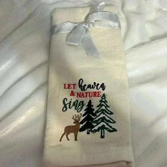 Set of 4 18x18‎ decorative pillow covers and 2 sets of two hand towels.bundle - Picture 11 of 14